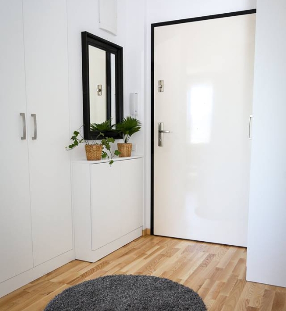 jasny przedpokój po home stagingu Włodarzewska
