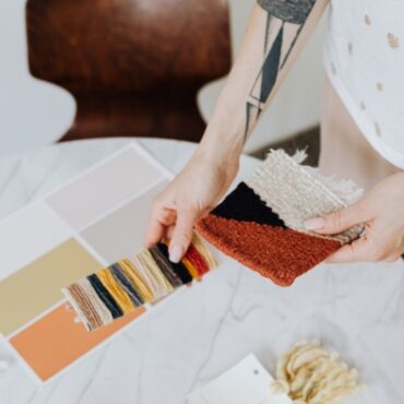 Dobór faktur i materiałów w projektowaniu wnętrz